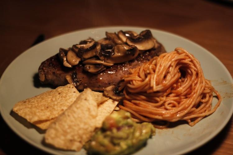 蘑菇意大利面牛排|午餐,意大利,意大利面,晚餐,正餐,法式香肠,牛排